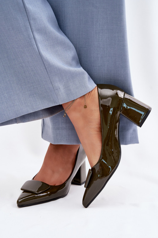 su lako efektu Bateliai su kulniukais su ornamentais chaki spalvos Isoline