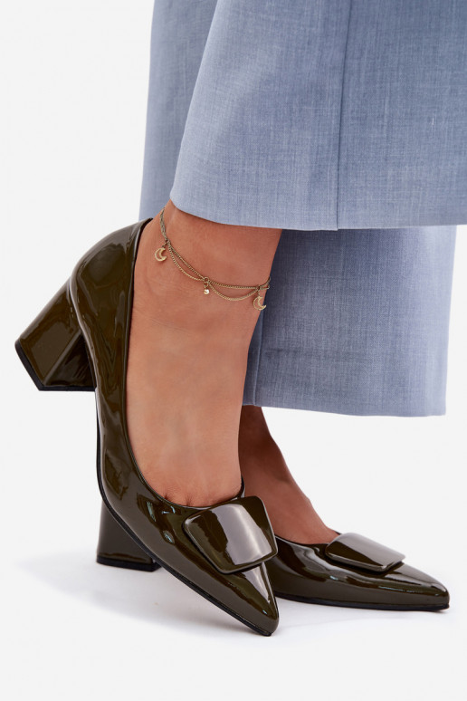 su lako efektu Bateliai su kulniukais su ornamentais chaki spalvos Isoline