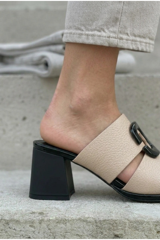 Moteriškos šlepetės Cut Out I su sagtimis su kulniukais Vinceza 62284 smėlio spalvos