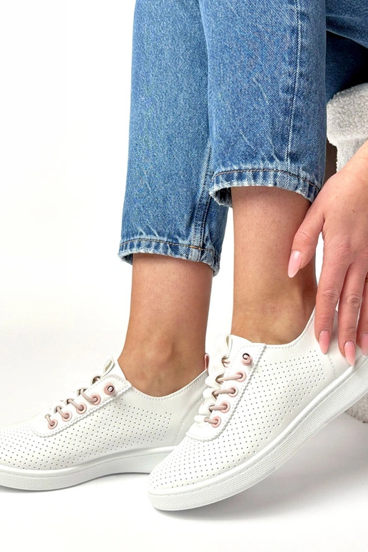 Balti įmaunami perforuoti sportbačiai...