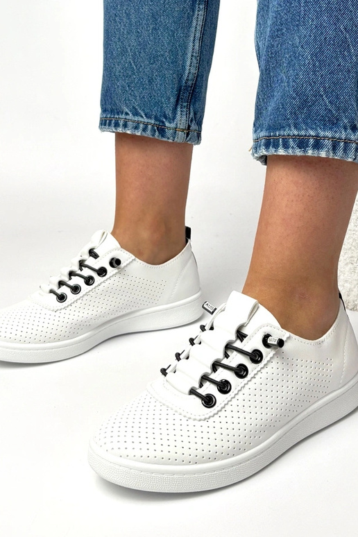 Balti įmaunami perforuoti sportbačiai...