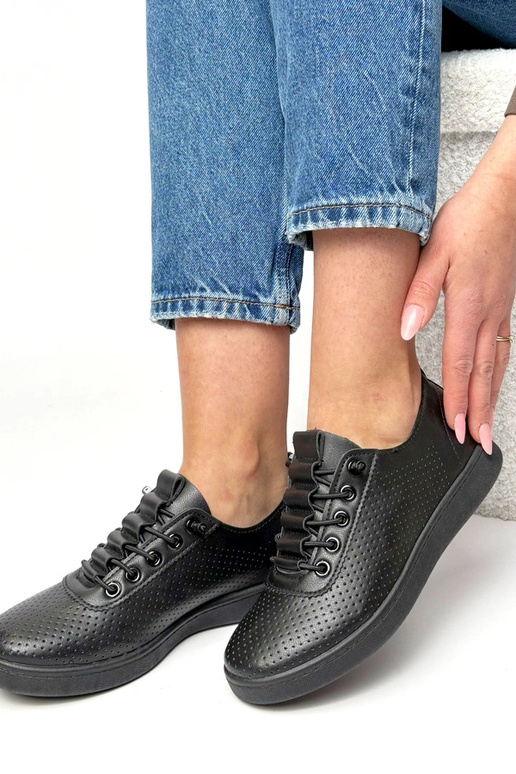 Juodi įmaunami perforuoti sportbačiai...