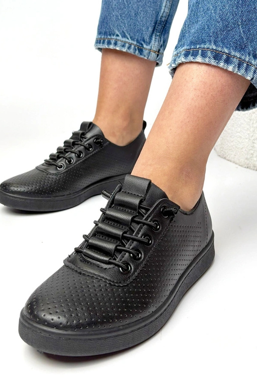 Juodi įmaunami perforuoti sportbačiai...