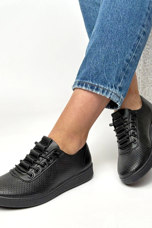 Juodi įmaunami perforuoti sportbačiai...