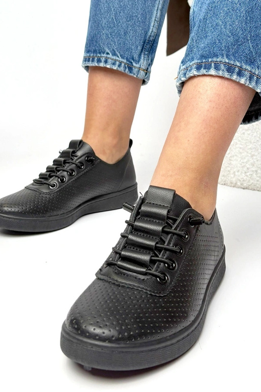 Juodi įmaunami perforuoti sportbačiai...