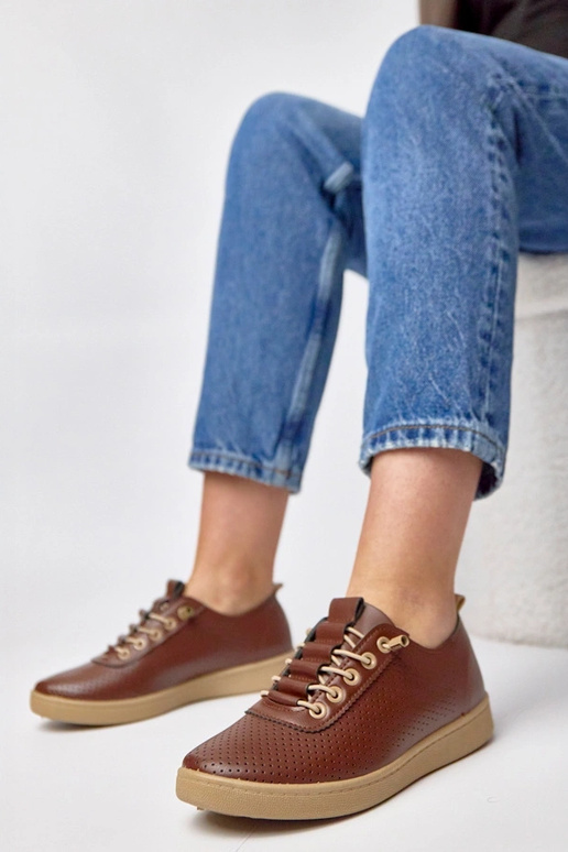 Rudi įmaunami perforuoti sportbačiai...