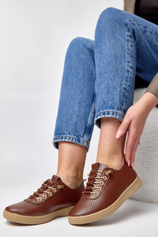 Rudi įmaunami perforuoti sportbačiai...