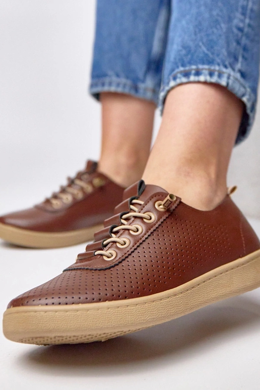 Rudi įmaunami perforuoti sportbačiai...