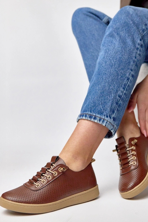 Rudi įmaunami perforuoti sportbačiai...