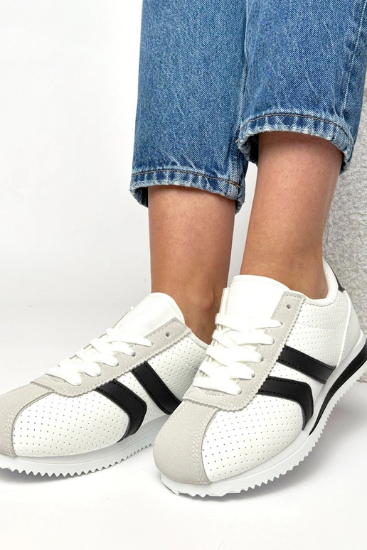 Balti-juodi sportiniai sportbačiai...