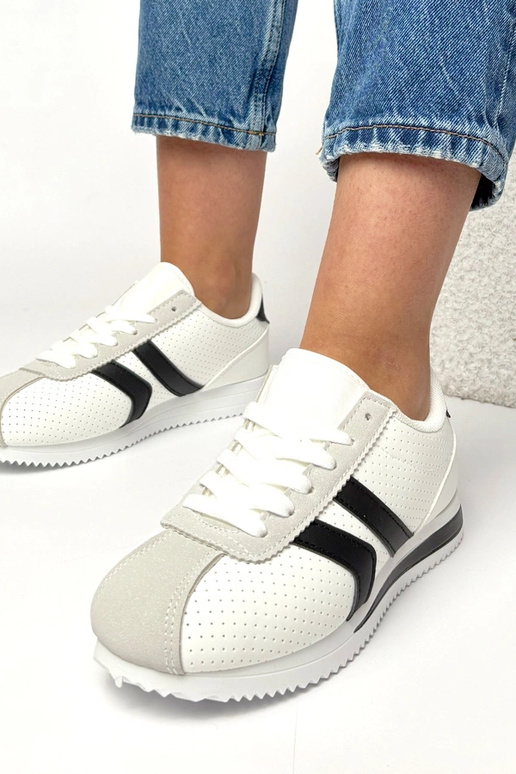 Balti-juodi sportiniai sportbačiai...