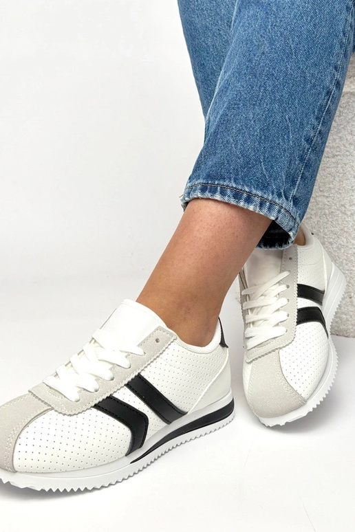 Balti-juodi sportiniai sportbačiai...