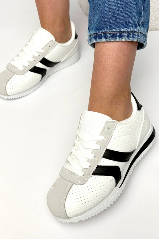 Balti-juodi sportiniai sportbačiai...