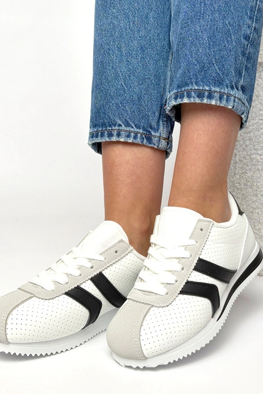 Balti-juodi sportiniai sportbačiai...