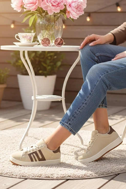 Smėlio spalvos kasdieniai sportbačiai...