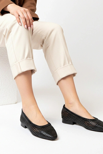 Juodos ažūrinės balerinukės mažu kulnu Simone