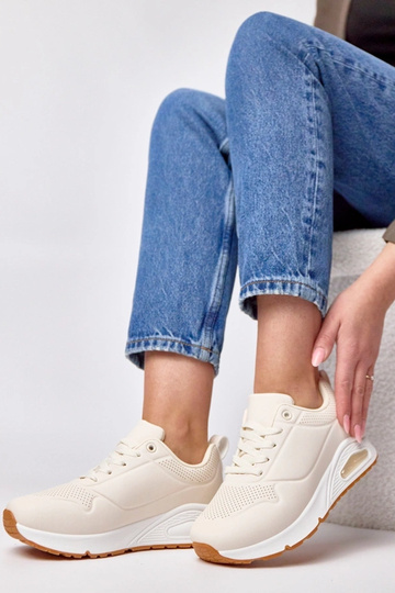 Smėlio spalvos sportbačiai...