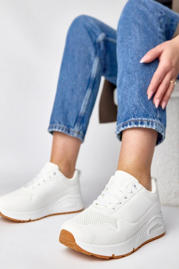 Balti sportbačiai storu...