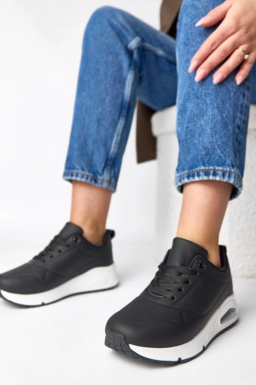 Juodi sportbačiai storu padu Sylvie