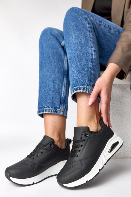 Juodi sportbačiai storu padu Sylvie