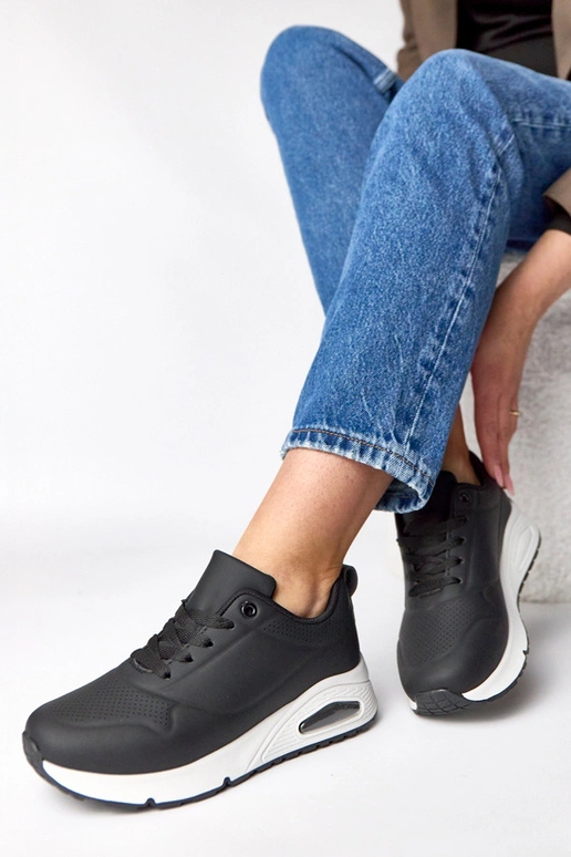 Juodi sportbačiai storu padu Sylvie