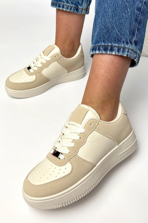 Smėlio spalvos sportbačiai platforma...