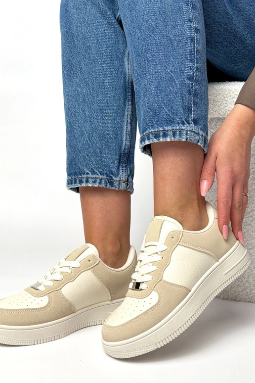 Smėlio spalvos sportbačiai platforma...