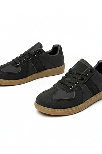 Juodi sportbačiai...