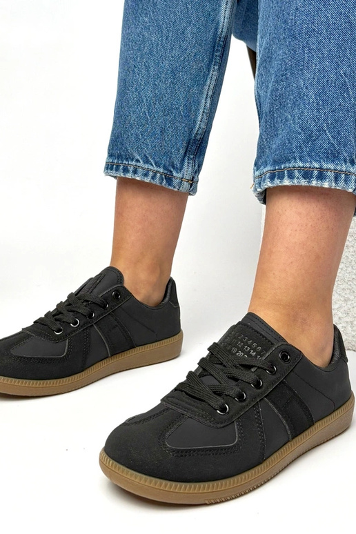 Juodi sportbačiai platformoje Valentine