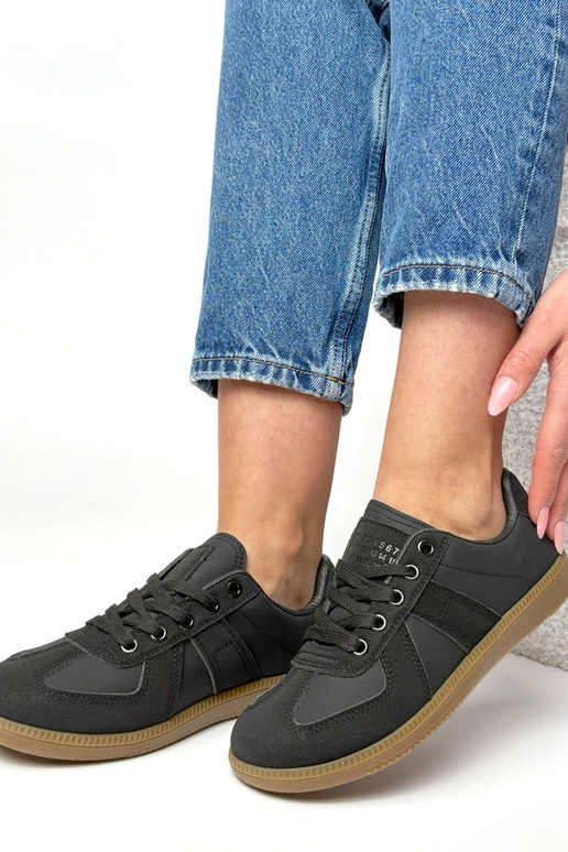 Juodi sportbačiai platformoje Valentine