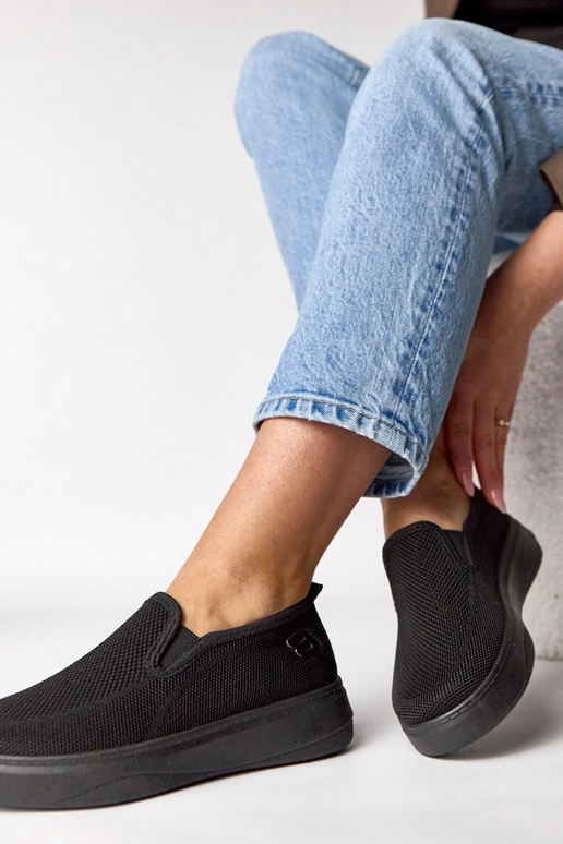 Juodi medžiaginiai sportbačiai...