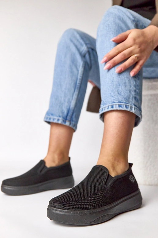 Juodi medžiaginiai sportbačiai...