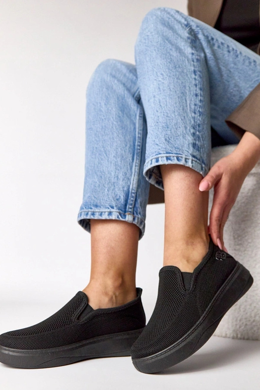 Juodi medžiaginiai sportbačiai...