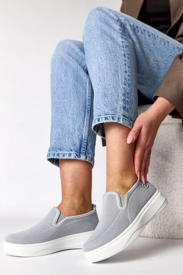 Pilki medžiaginiai sportbačiai platformoje Céleste 2