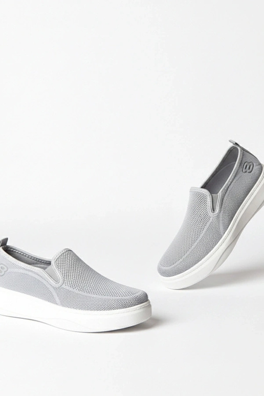 Pilki medžiaginiai sportbačiai...