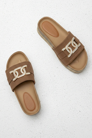 Rudos šlepetės platformoje...