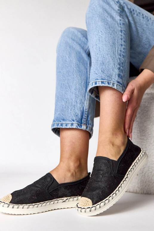 Juodos espadrilės puoštos blizgučiais...