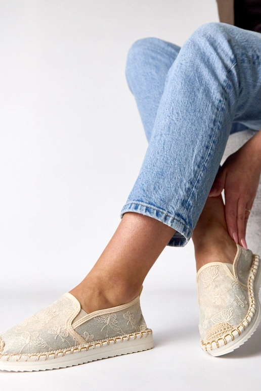 Smėlio spalvos espadrilės puoštos...