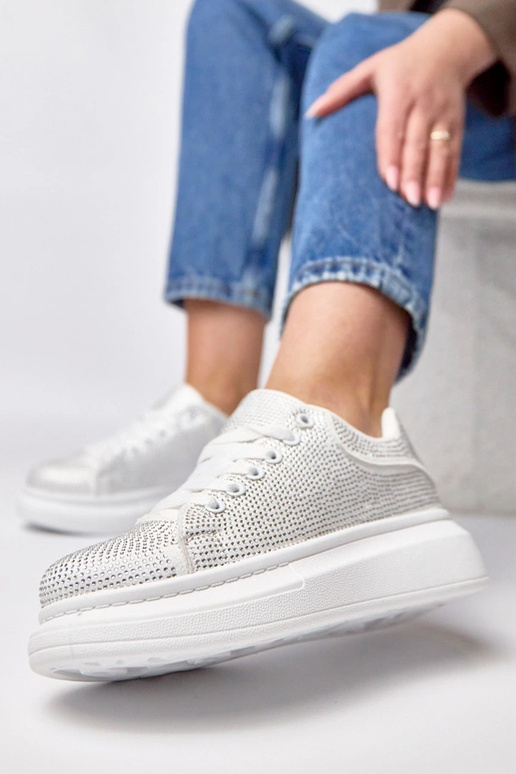 Balti sportbačiai platformoje puošti...