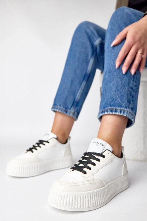 Balti-juodi sportbačiai platformoje...