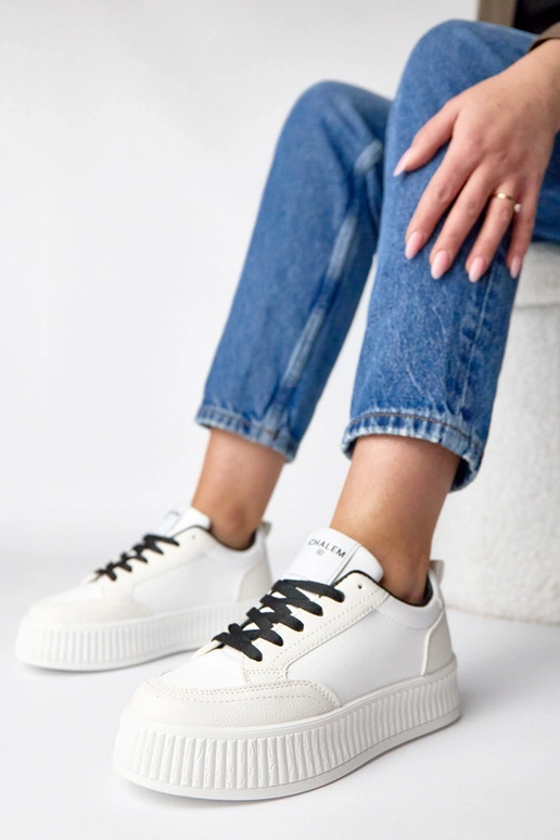 Balti-juodi sportbačiai platformoje...