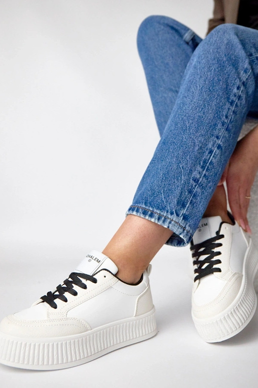 Balti-juodi sportbačiai platformoje...