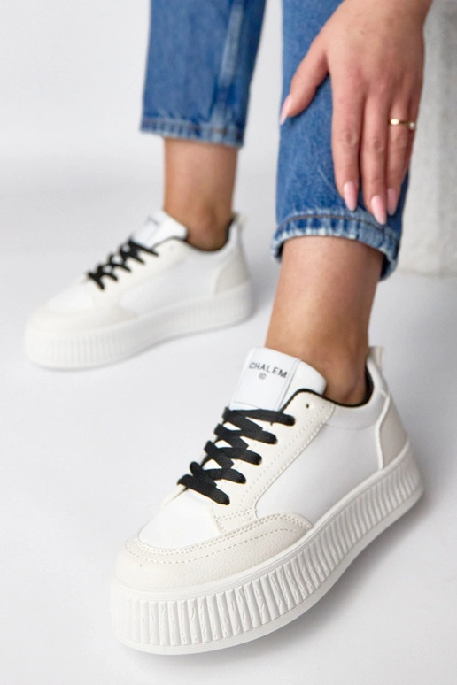 Balti-juodi sportbačiai platformoje...