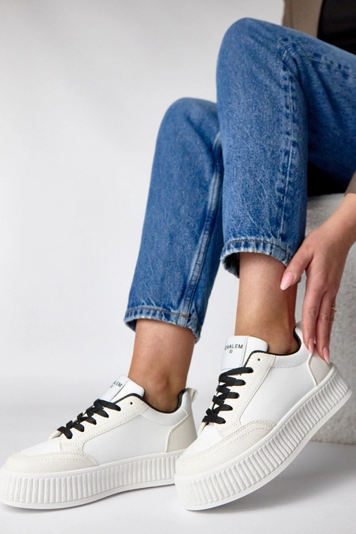 Balti-juodi sportbačiai platformoje...