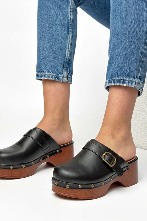 Juodos šlepetės klumpės aukštakulnės...