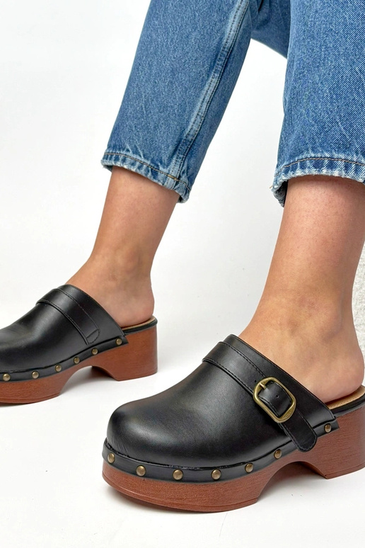 Juodos šlepetės klumpės aukštakulnės...