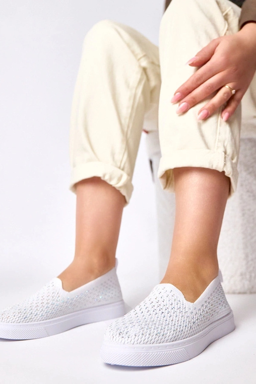 Balti įmauti tekstiliniai sportbačiai...