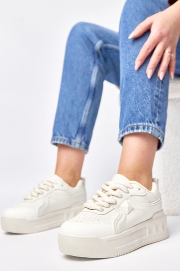 Smėlio spalvos sportbačiai...