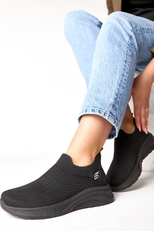 Juodi tekstiliniai įmauti sportbačiai...