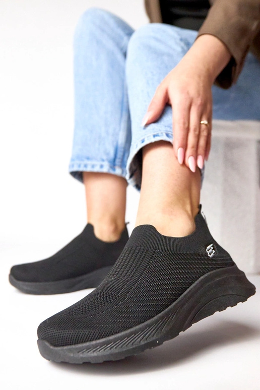 Juodi tekstiliniai įmauti sportbačiai...